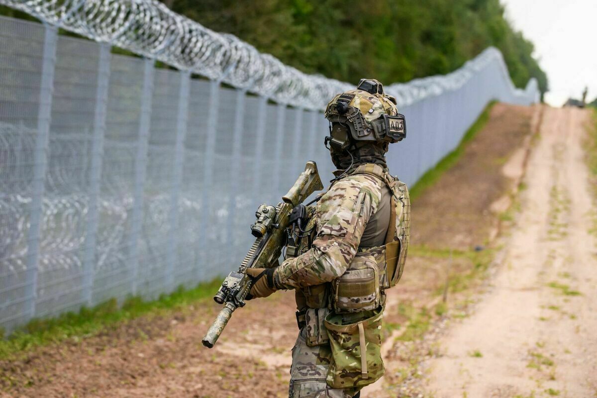 Valsts robežsardzes darbinieks uz Latvijas-Baltkrievijas robežas. Foto: Gints Ivuskans / AFP