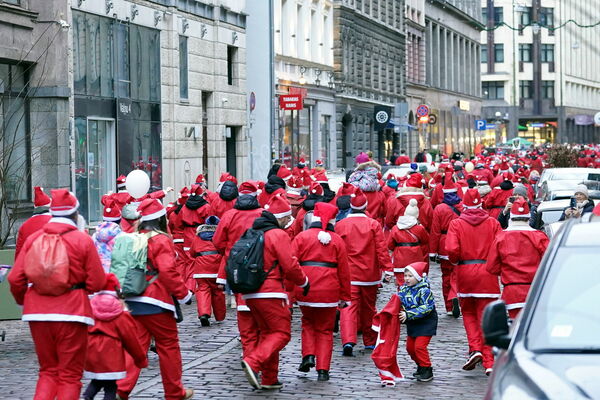 ZiemassvētkZiemassvētku vecīšu skrējiens. Foto: Edijs Pālens/LETAu vecīšu skrējiens. Foto: Edijs Pālens/LETA