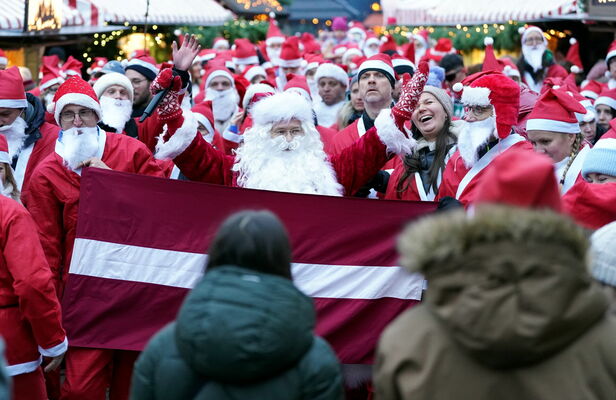 Ziemassvētku vecīšu skrējiens. Foto: Edijs Pālens/LETA