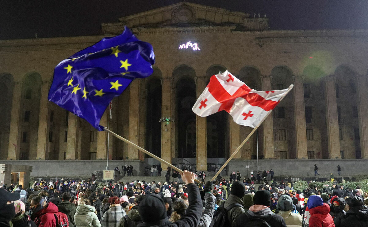 Protesti pie parlamenta ēkas Tbilisi. Foto: REUTERS/Irakli Gedenidze