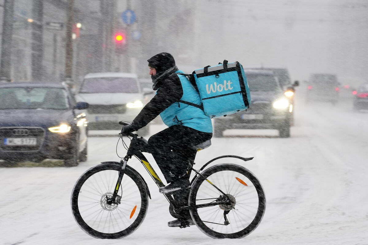"Wolt" kurjers. Foto: Evija Trifanova/LETA