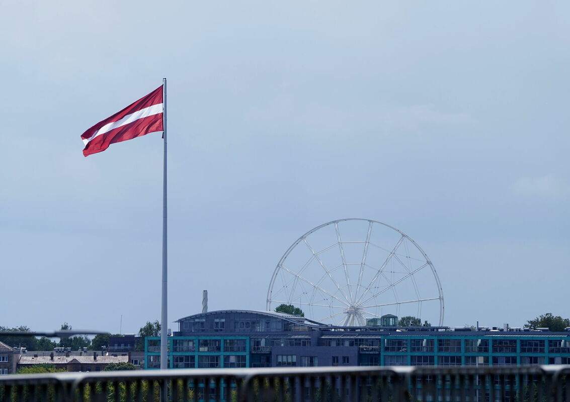 Skats uz Latvijas karogu un Rīgas panorāmas ratu. Foto: Zane Bitere/LETA