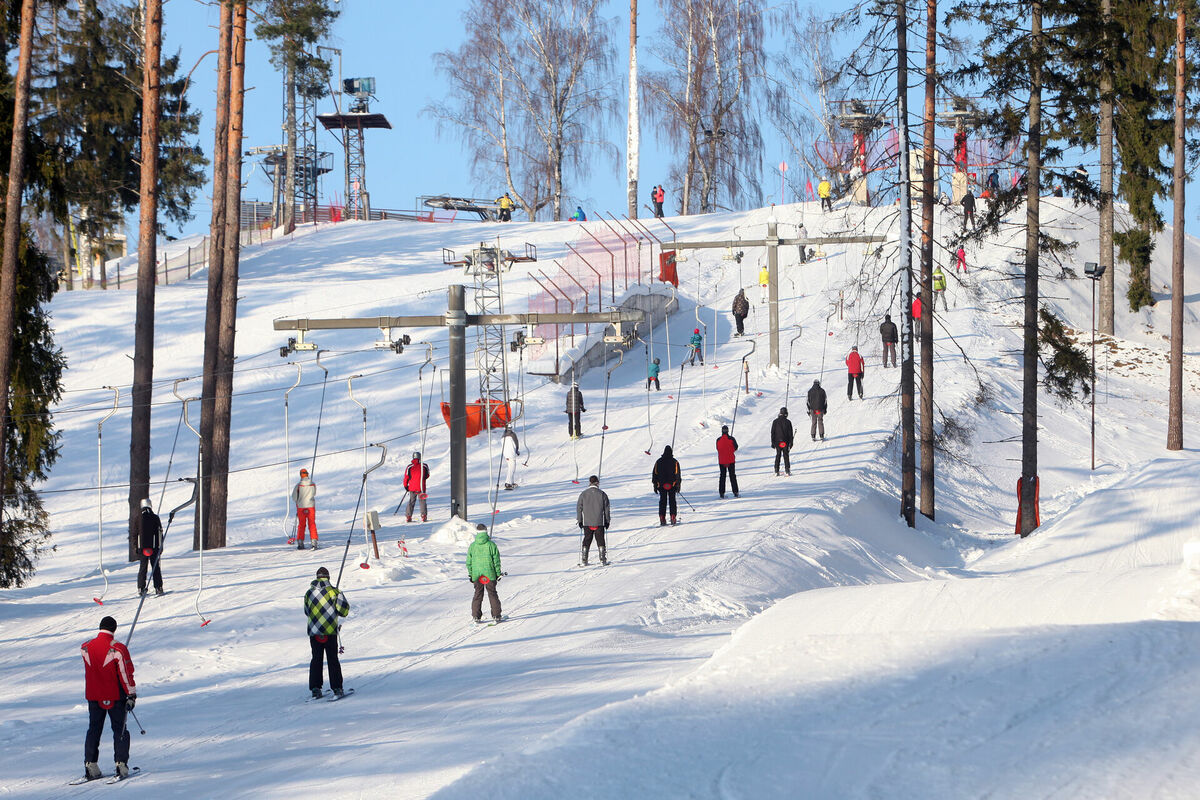 Slēpotāji un snovbordisti uz pacēlāja "Riekstukalna" trasē Baldonē. Foto: Edijs Pālens/LETA