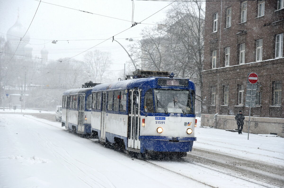 Tramvajs Krišjāņa Barona ielā sniegputeņa laikā. Foto: Zane Bitere/LETA