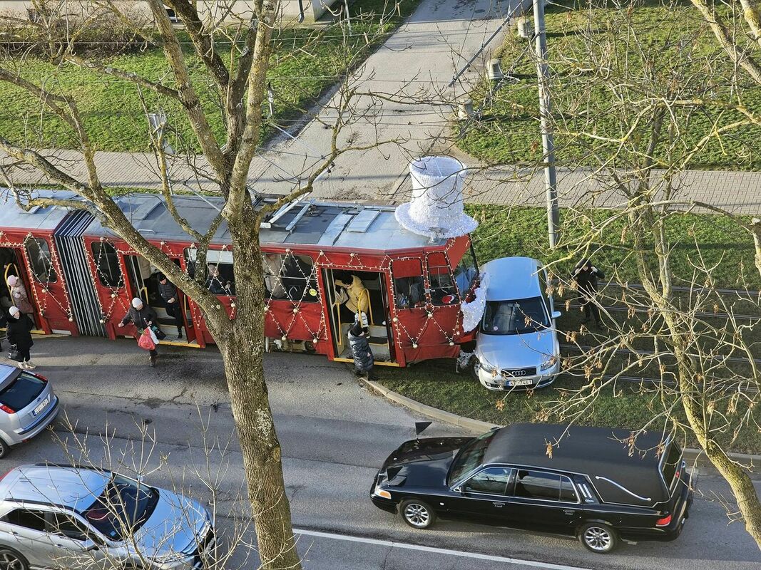 Liepājas Ziemassvētku tramvajs saskrējies ar vieglo automašīnu. Foto: Zigmars Bunka/Facebook