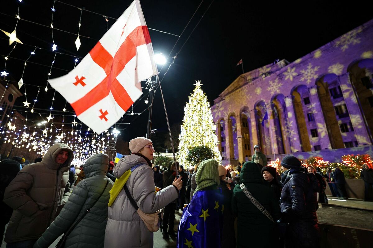 Gruzijas galvaspilsētā Tbilisi jau trešo nedēļu turpinās protesti pret valsts valdību. Foto: Giorgi ARJEVANIDZE / AFP