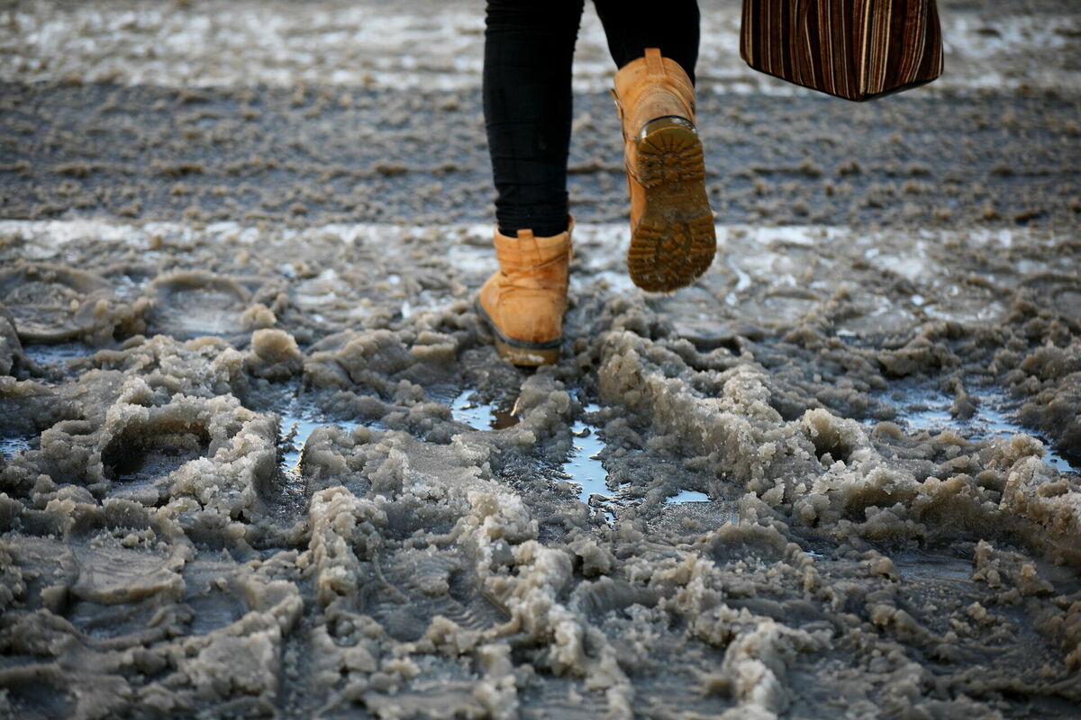 Kūstošs sniegs uz gājēju pārejas. Foto: Evija Trifanova/LETA