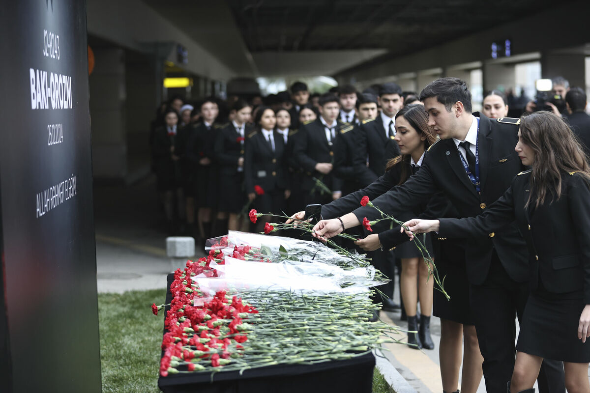 "Azerbaijan Airlines" piemin traģēdijā bojā gājušos. Foto: AP/Scanpix