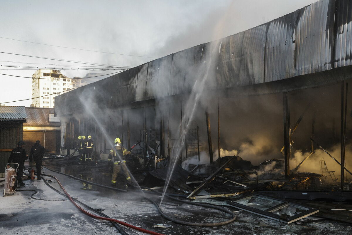 Krievijas dronu radītie postījumi Kijivā 7. novembra naktī. Foto: EPA/SERGEY DOLZHENKO/Scanpix