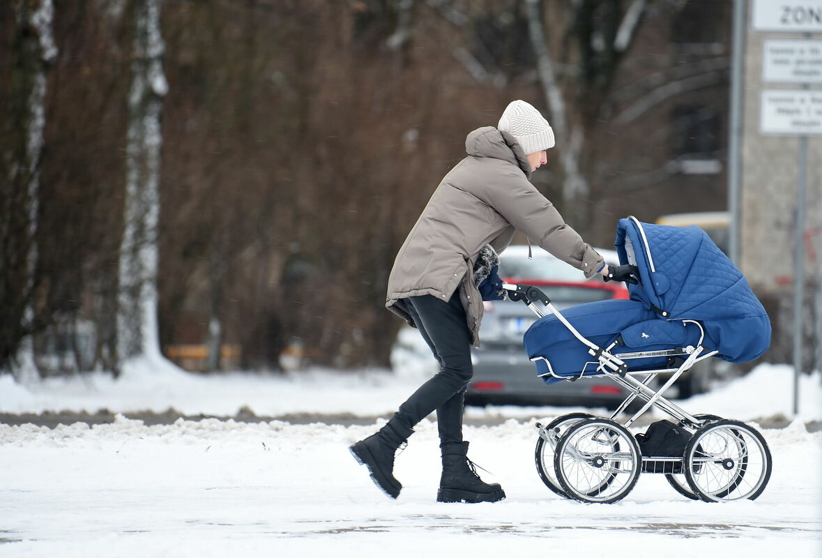 Sieviete ar bērnu ratiņiem. Foto: Zane Bitere/LETA