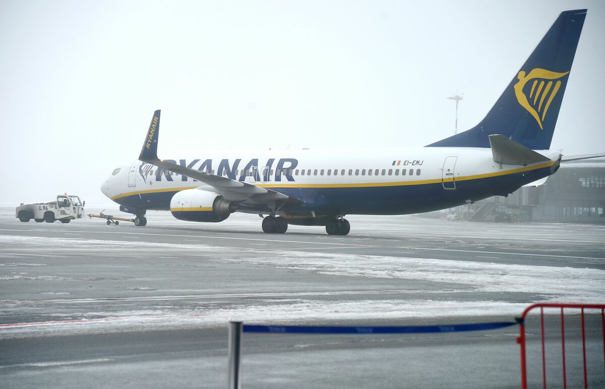 Lidsabiedrības "Ryanair" lidmašīna starptautiskajā lidostā "Rīga". Foto: Zane Bitere/LETA