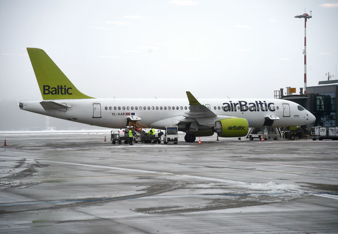 Latvijas nacionālās lidsabiedrības "airBaltic" lidmašīna. Foto: Zane Bitere/LETA