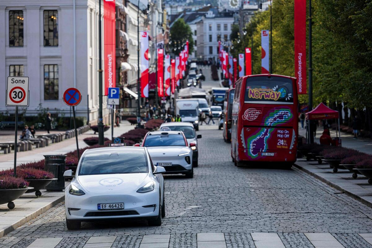 Tesla automašīnas Norvēģijā. Foto: scanpix/Jonathan NACKSTRAND / AFP