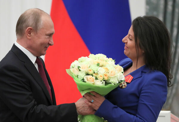 Tigrana sieva Margarita ar Vladimiru Putinu balvas pasniegšanas ceremonijā. Foto: scanpix/REUTERS/Evgenia Novozhenina