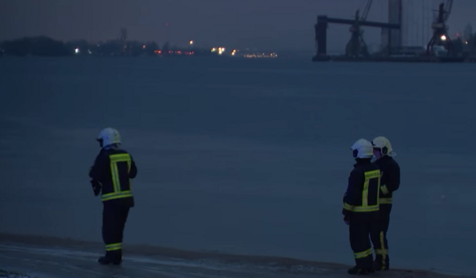 Piesārņojuma likvidēšanas darbi Daugavā 7. janvārī. Foto: Ekrānšāvņš no LTV Ziņu dienesta sižeta