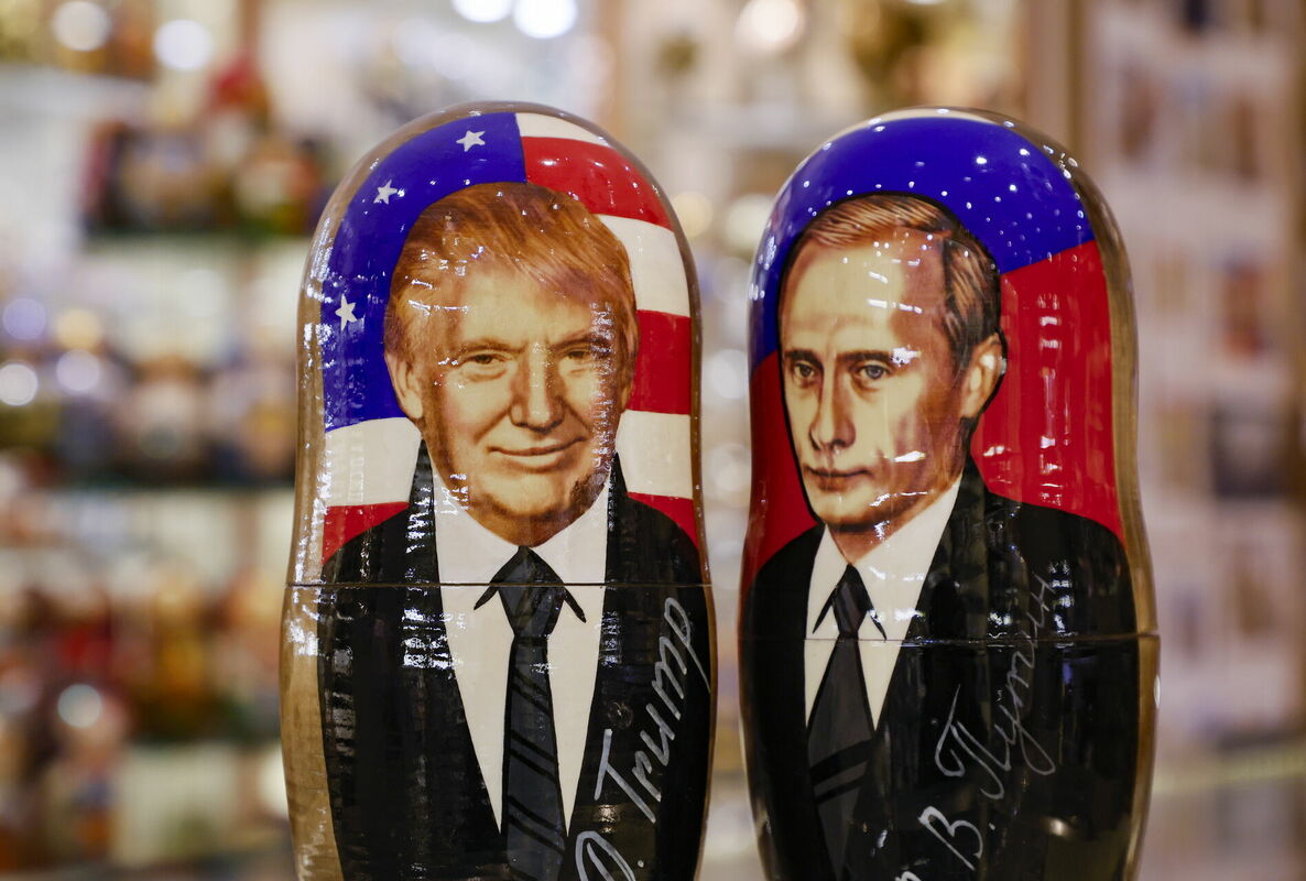 (no kreisās) Donalds Tramps un Vladimirs Putins. Foto: EPA/YURI KOCHETKOV