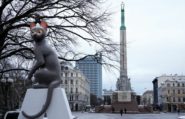 Vides objekts "Rīga" ar režisora Ginta Zilbaloža veidotās animācijas filmas "Straume" galveno varoni kaķi Brīvības pieminekā laukumā. Foto: Edijs Pālens/LETA