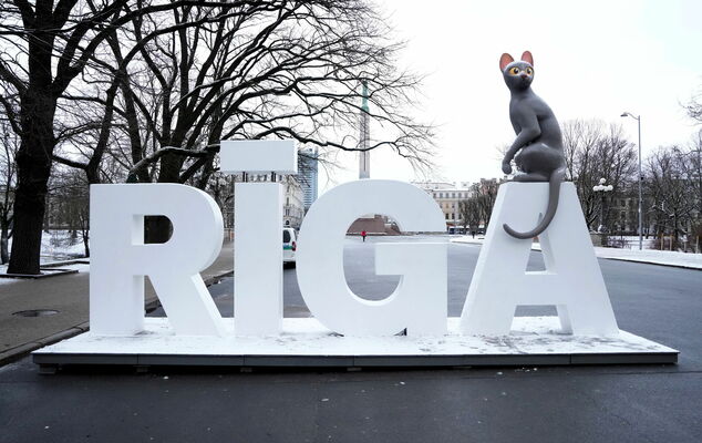 Vides objekts "Rīga" ar režisora Ginta Zilbaloža veidotās animācijas filmas "Straume" galveno varoni kaķi Brīvības pieminekā laukumā. Foto: Edijs Pālens/LETA