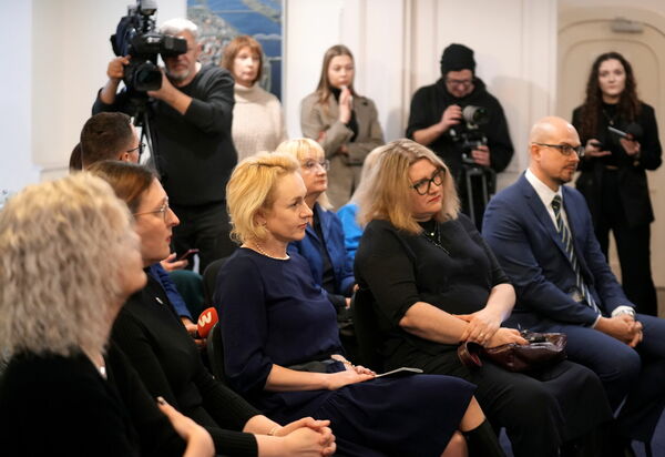 	Atklāj rokasgrāmatu "Rīcība valsts apdraudējuma gadījumā". Foto: Evija Trifanova/LETA