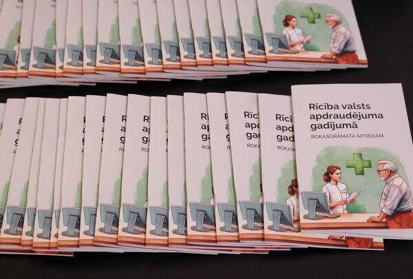 	Atklāj rokasgrāmatu "Rīcība valsts apdraudējuma gadījumā". Foto: Evija Trifanova/LETA