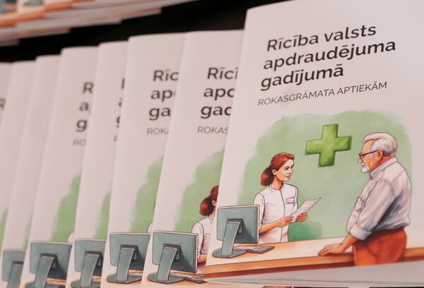 	Atklāj rokasgrāmatu "Rīcība valsts apdraudējuma gadījumā". Foto: Evija Trifanova/LETA