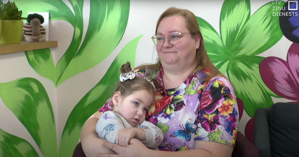 Ance un viņas audžumamma Ivita Kļaviņa. Foto: Latvijas Televīzija