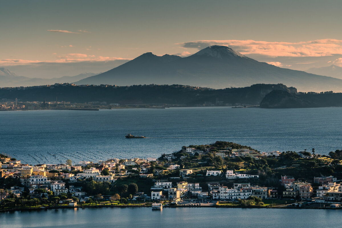 Skats uz vulkānu no Flegrejas laukiem. Foto: scanpix/EPA/CESARE ABBATE