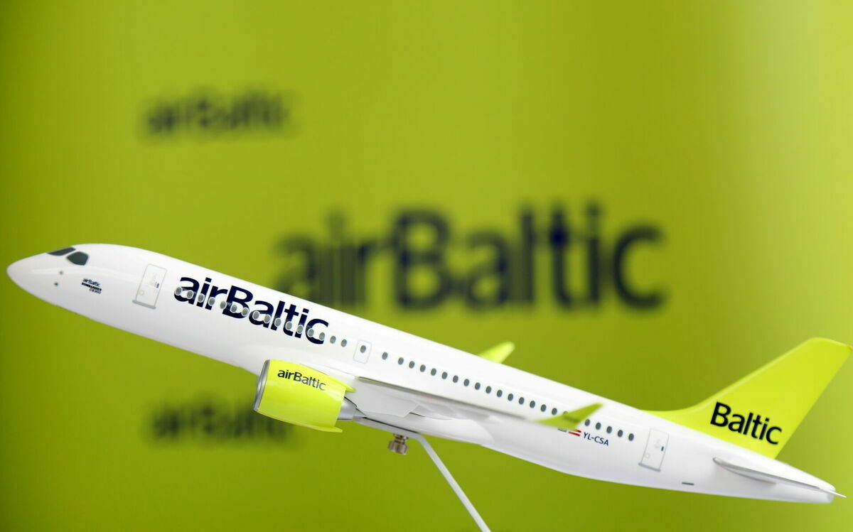 "AirBaltic" lidmašīnas modelis. Foto: Paula Čurkste/LETA