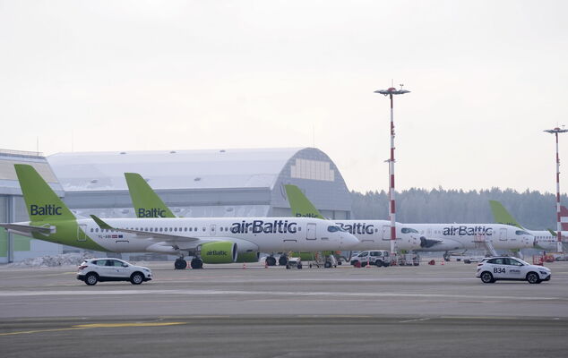 "airBaltic" lidmašīnas Rīgas lidostā. Foto: Evija Trifanova/LETA
