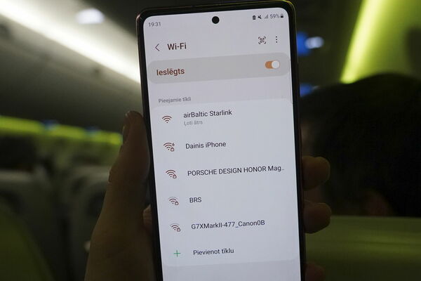 Latvijas nacionālās aviokompānijas "airBaltic" rīkotais pasākums, kura laikā tiek prezentēts Starlink interneta pieslēgums lidojuma laikā. Foto: Zane Bitere/LETA