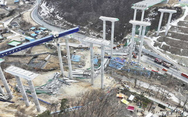 Dienvidkorejā sabrucis tilts. Foto: scanpix/Hong Ki-won/Yonhap via AP