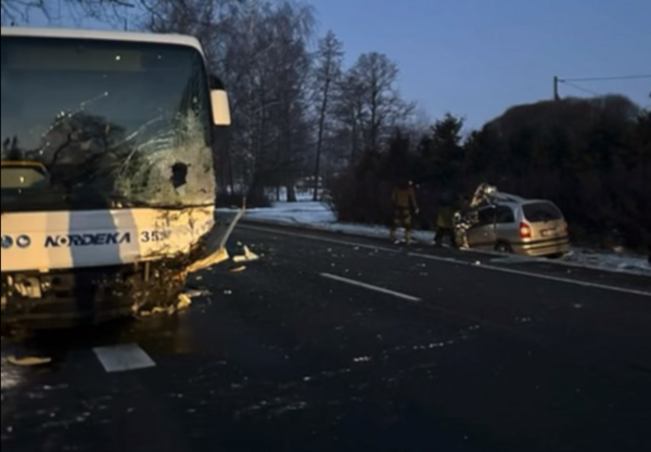 Avārija uz Liepājas šosejas. Foto: ekrānšāviņš no "facebook"/sadursme.lv
