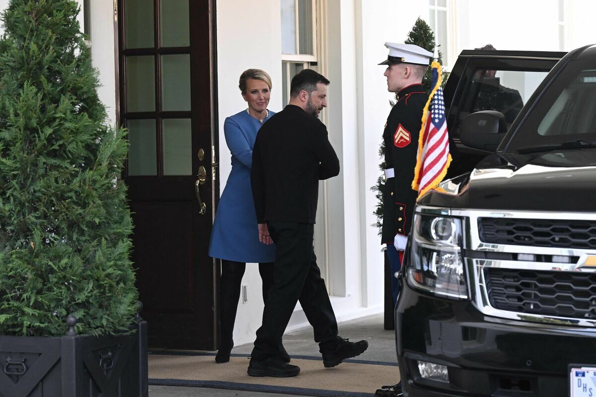 Ukrainas prezidents Volodimirs Zelenskis pamet Balto namu. Foto: SAUL LOEB / AFP
