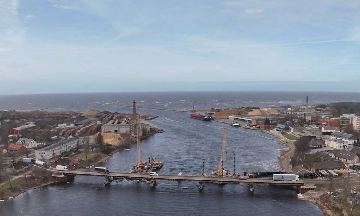 Tilts pār Salacu Salacgrīvā. Foto: Ekrānšāviņš no "360 Ziņas" sižeta