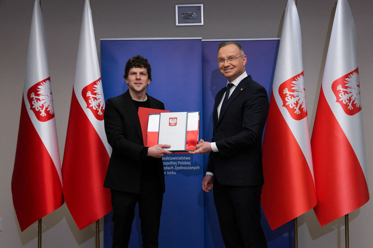 (no kreisās) aktieris Džesijs Eizenbegs un Polijas prezidents Andžejs Duda. Foto: REUTERS/Adam Gray