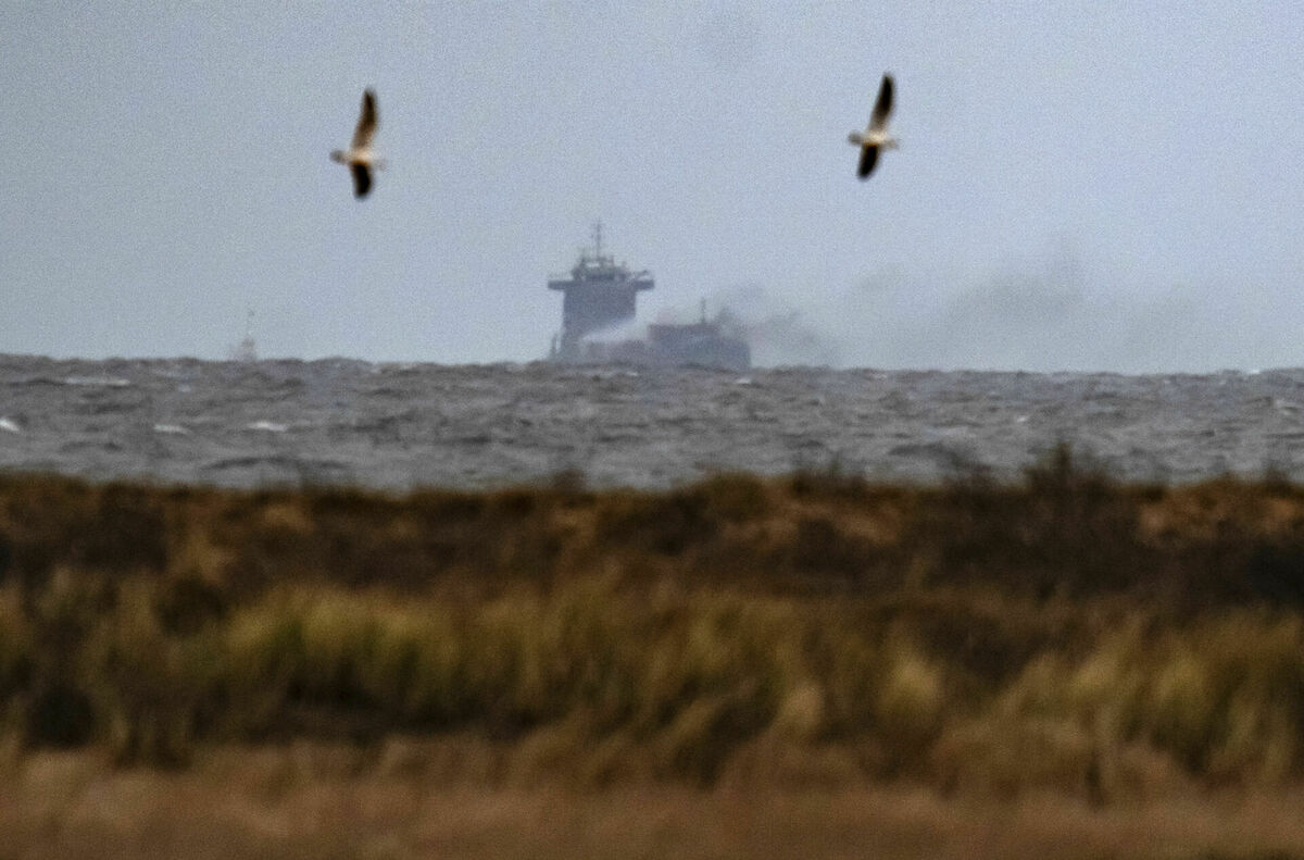 Degošais kuģis. Foto: Danny Lawson/PA via AP/Scanpix