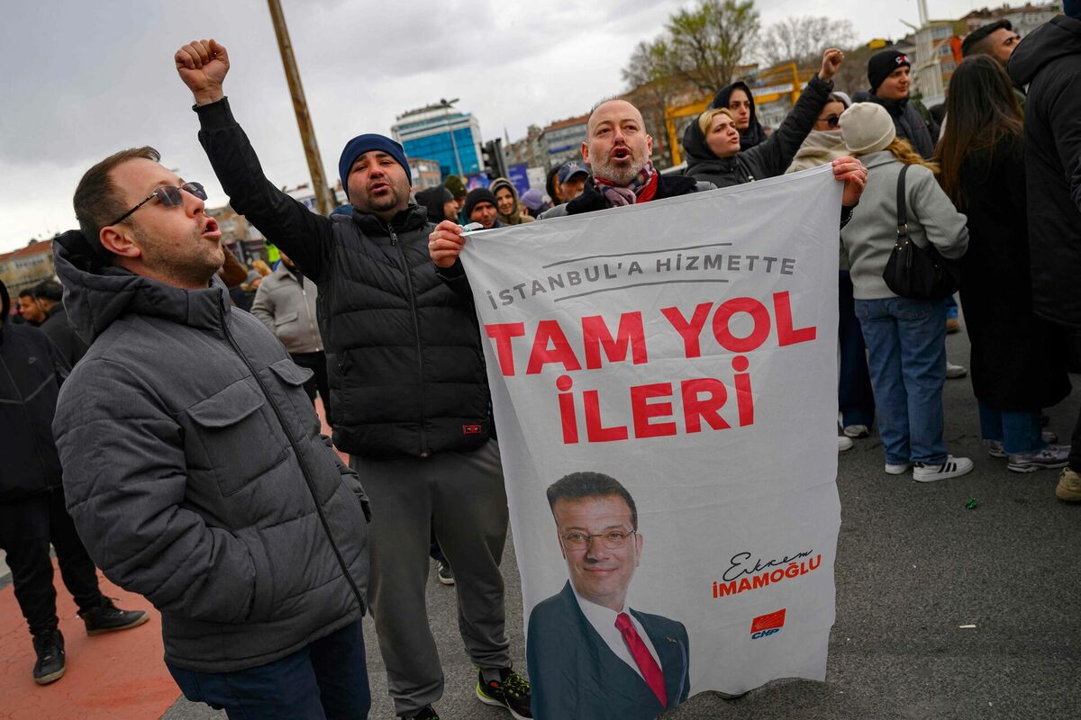 Stambulas mēra atbalstītāji. Foto: Yasin AKGUL / AFP / Scanpix