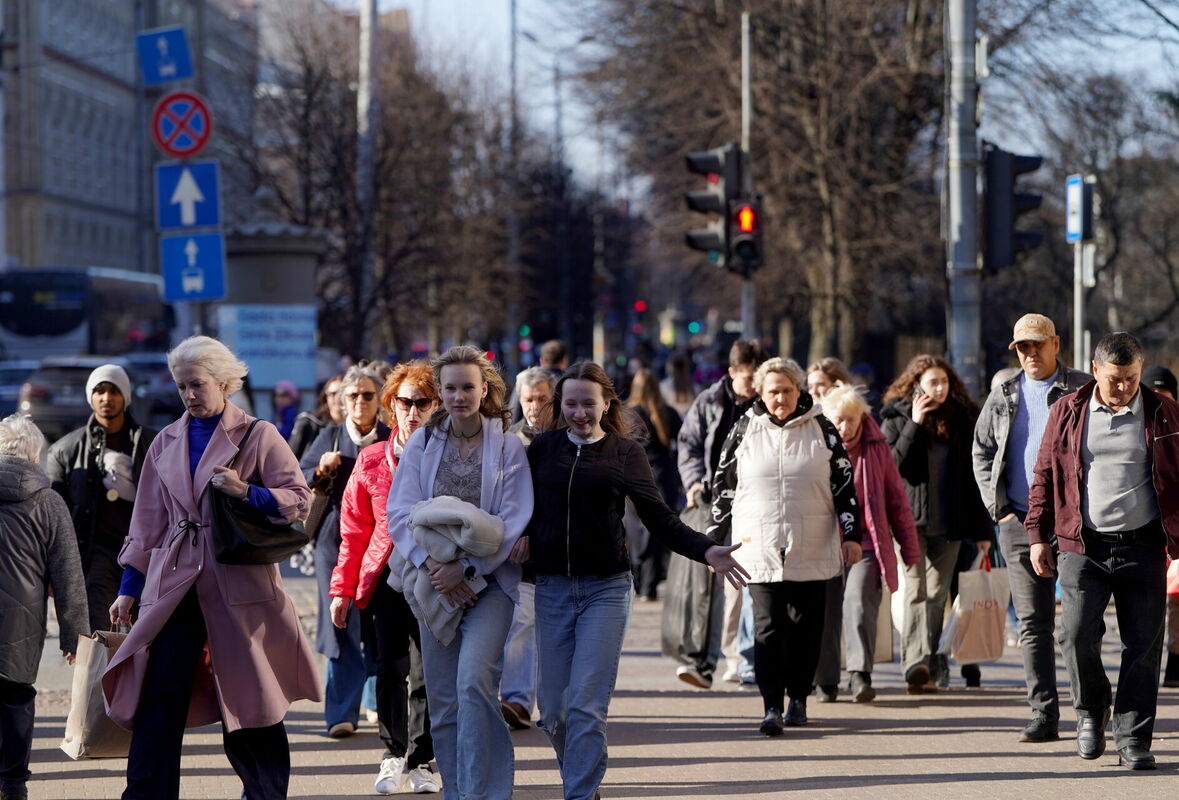 Cilvēki uz gājēju pārejas Krišjāņa Barona ielā. Foto: Zane Bitere/LETA