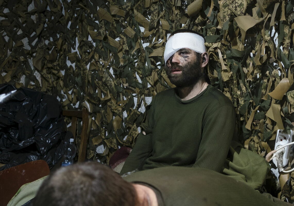 Savainots Ukrainas kareivis. Foto: EPA/SERGEY SHESTAK