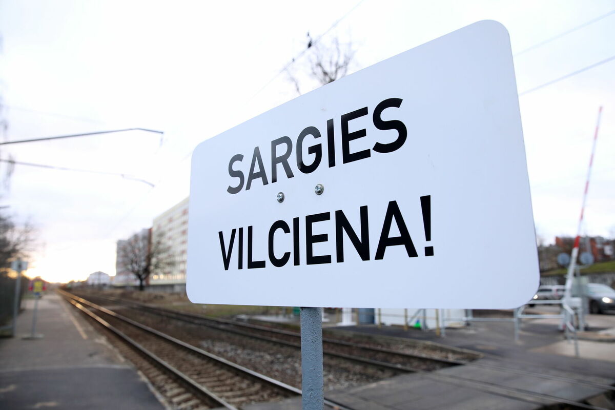 Dzelzceļa pārbrauktuves zona. Foto: Ieva Leiniša/LETA