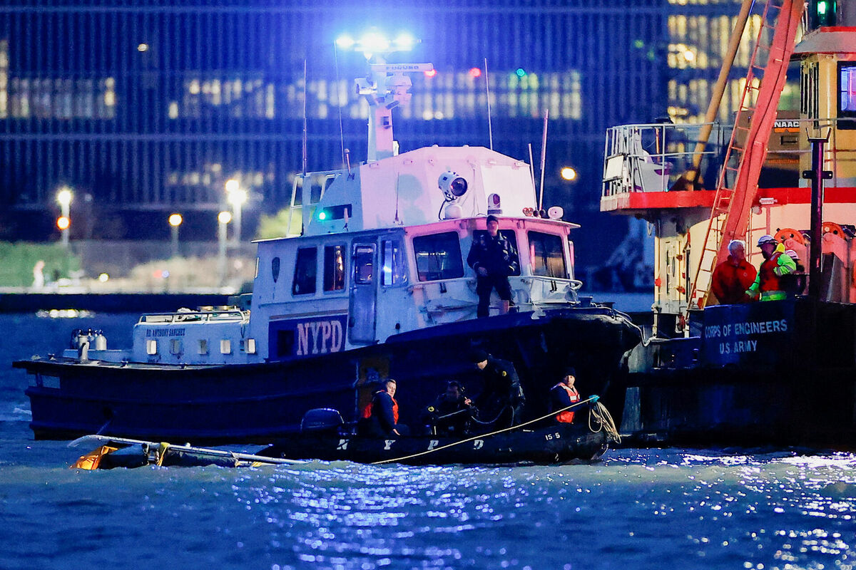 Glābšanas darbi notikuma vietā. Foto: REUTERS/Eduardo Munoz/Scanpix