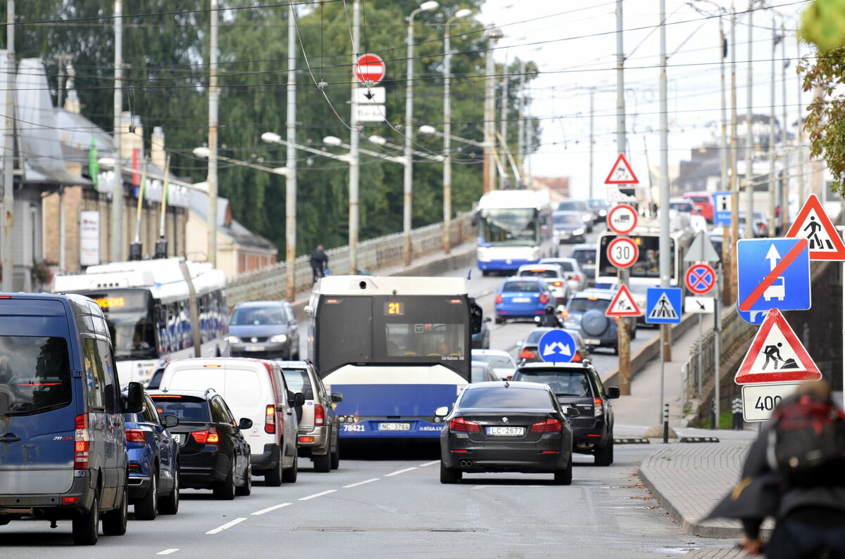 Satiksme uz Gaisa tilta. Foto: Zane Bitere/LETA