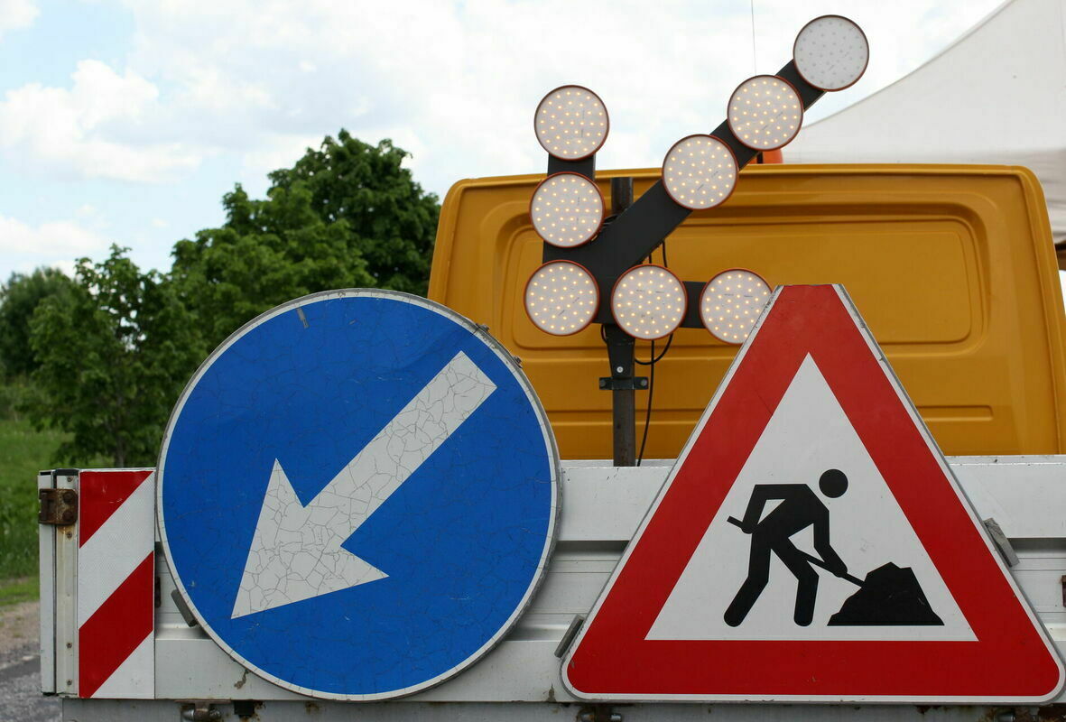 Satiksmi regulējošas ceļa zīmes uz ceļu būves automašīnas. Foto: Edgars Priedītis/LETA