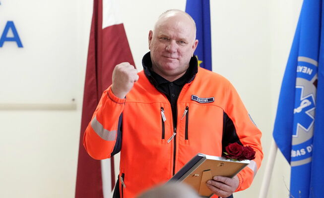 Pirmais NMPD autovadītāju-ārstniecības atbalsta personu izlaidums. Foto: LETA