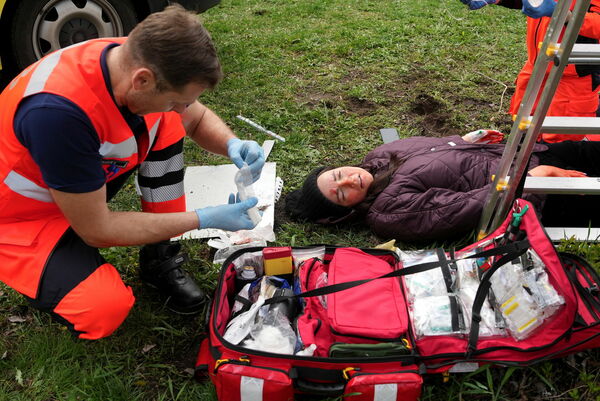 Pirmais NMPD autovadītāju-ārstniecības atbalsta personu izlaidums. Foto: LETA