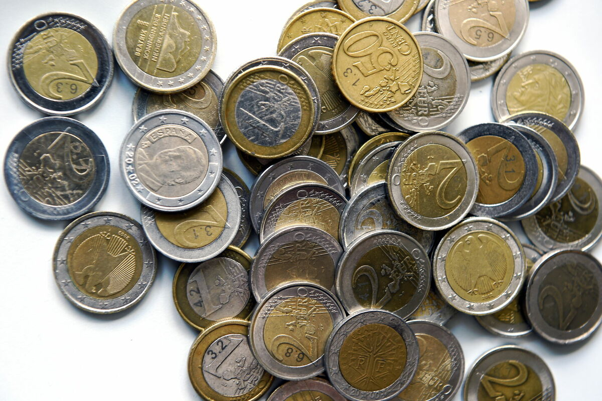 Divu eiro monētas Foto: LETA