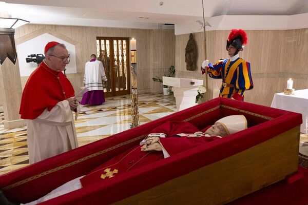 Pāvests Francisks zārkā. Foto: scanpix/VATICAN MEDIA / AFP