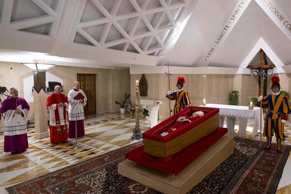 Pāvests Francisks zārkā. Foto: scanpix/VATICAN MEDIA / AFP