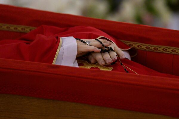 Pāvests Francisks zārkā. Foto: scanpix/VATICAN MEDIA / AFP