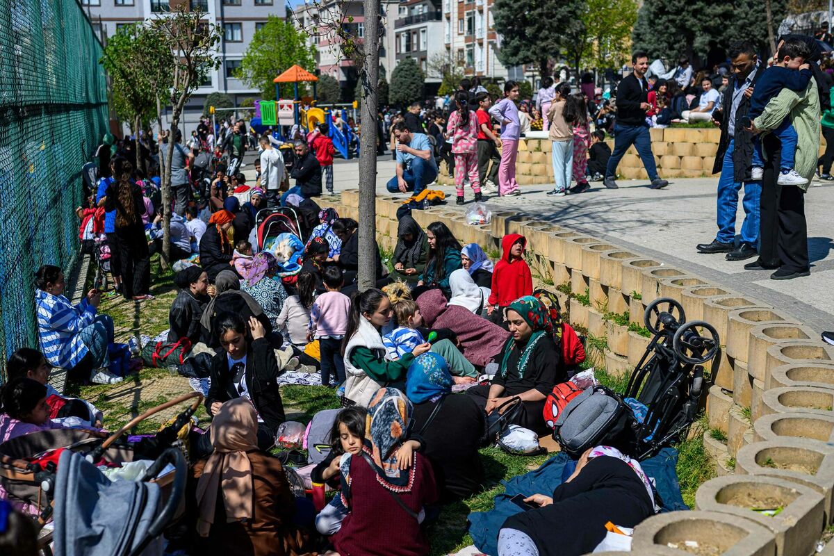 Cilvēki Stambulā zemestrīces laikā pameta ēkas un pulcējās ārā. Foto: Yasin AKGUL / AFP